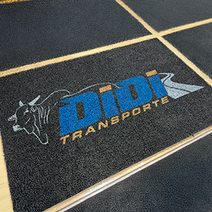 TAPETE PERSONALIZADO tapete capacho base emborrachada 60x90cm impresso  Refile - corte reto/impressão 